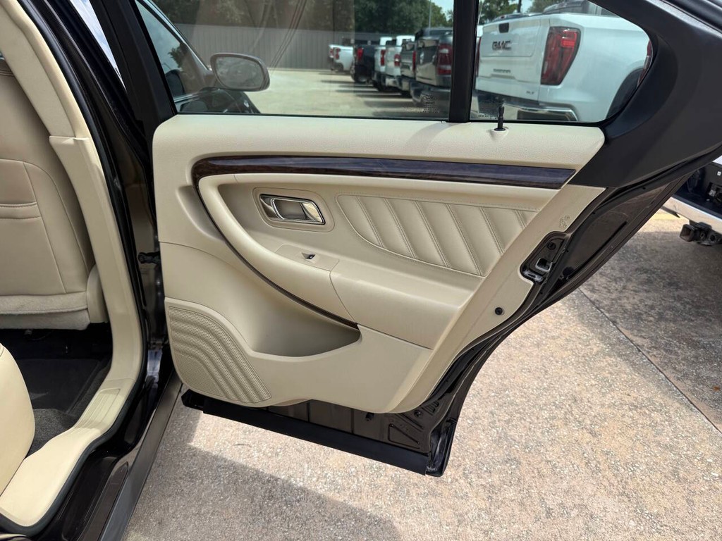 Ford Taurus Vehicle Full-screen Gallery Image 16