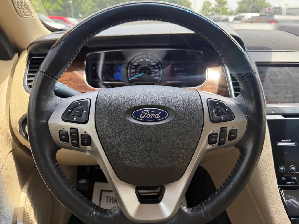 Ford Taurus Vehicle Full-screen Gallery Image 23