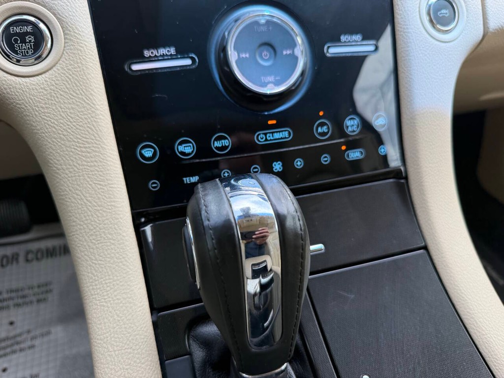Ford Taurus Vehicle Full-screen Gallery Image 28