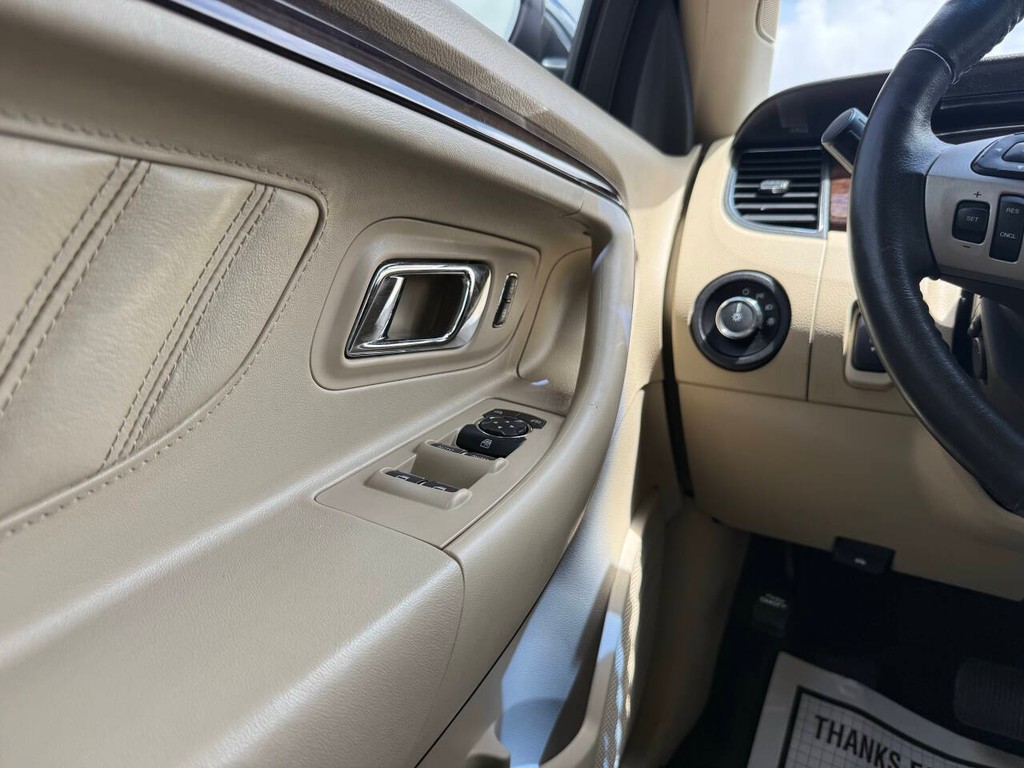 Ford Taurus Vehicle Full-screen Gallery Image 30