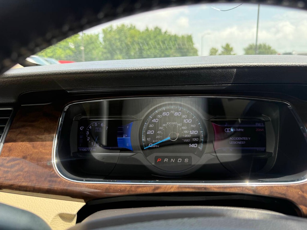 Ford Taurus Vehicle Full-screen Gallery Image 32