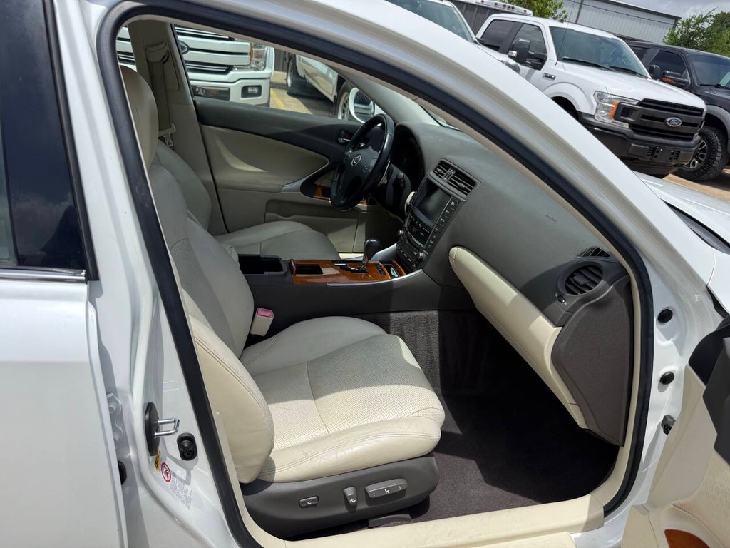 Lexus IS 350 Vehicle Full-screen Gallery Image 11