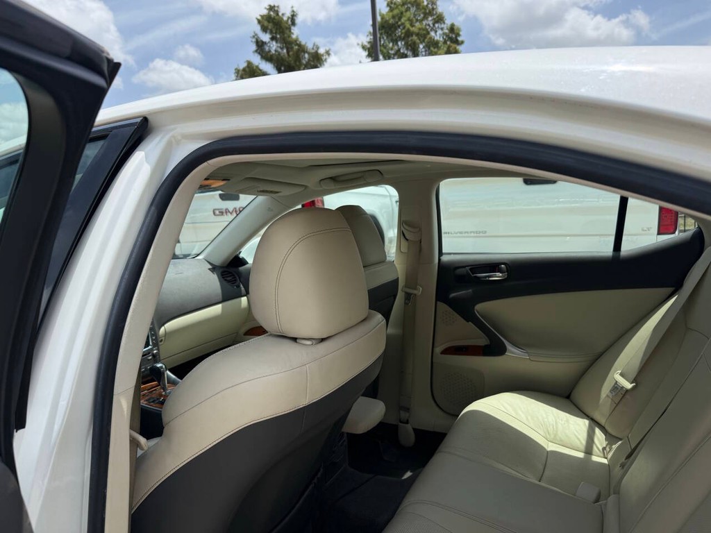 Lexus IS 350 Vehicle Full-screen Gallery Image 12