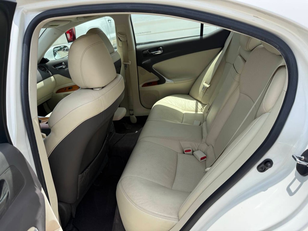 Lexus IS 350 Vehicle Full-screen Gallery Image 14