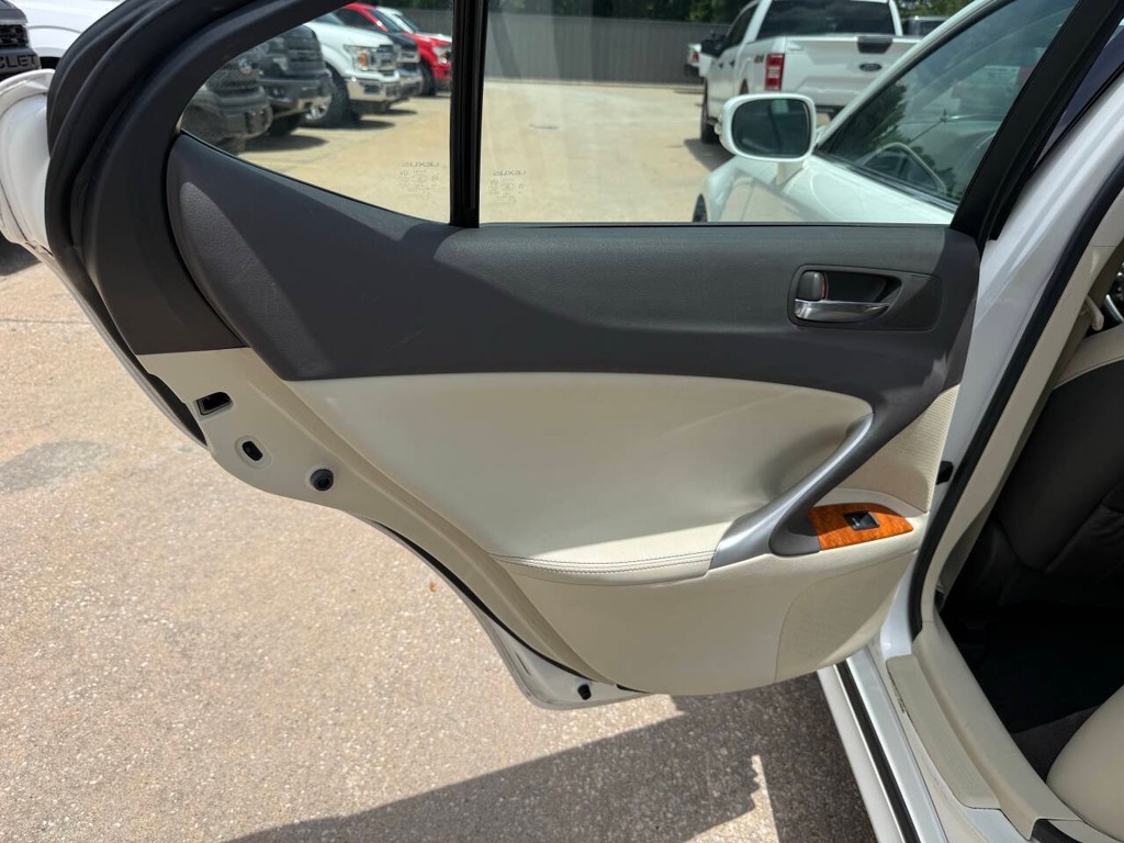Lexus IS 350 Vehicle Full-screen Gallery Image 15