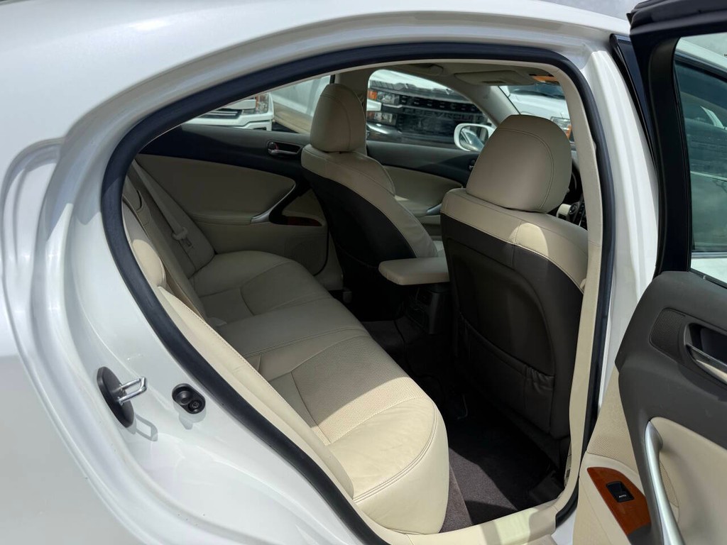 Lexus IS 350 Vehicle Full-screen Gallery Image 16