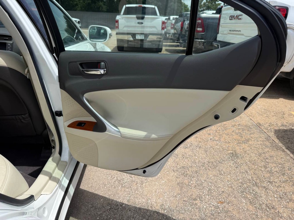 Lexus IS 350 Vehicle Full-screen Gallery Image 17