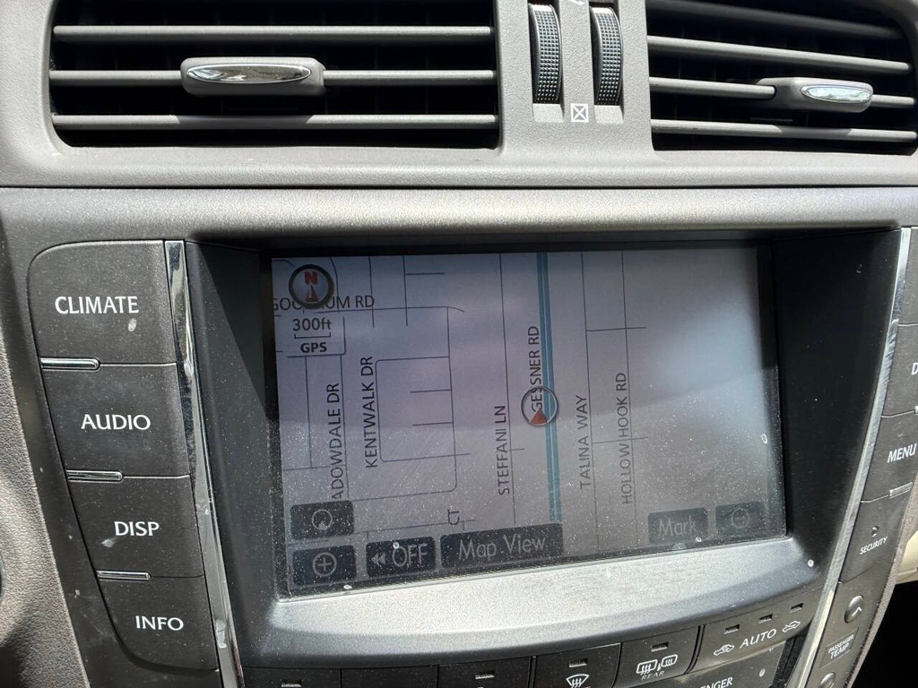 Lexus IS 350 Vehicle Full-screen Gallery Image 27