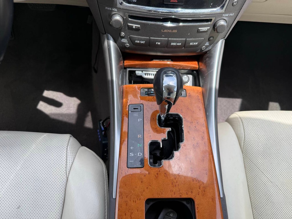 Lexus IS 350 Vehicle Full-screen Gallery Image 29