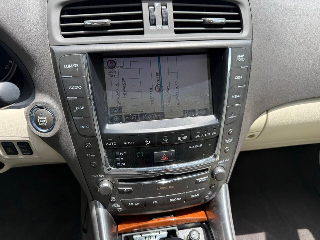 Lexus IS 350 Vehicle Full-screen Gallery Image 30