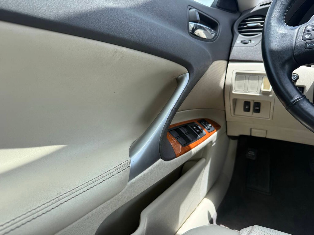 Lexus IS 350 Vehicle Full-screen Gallery Image 31