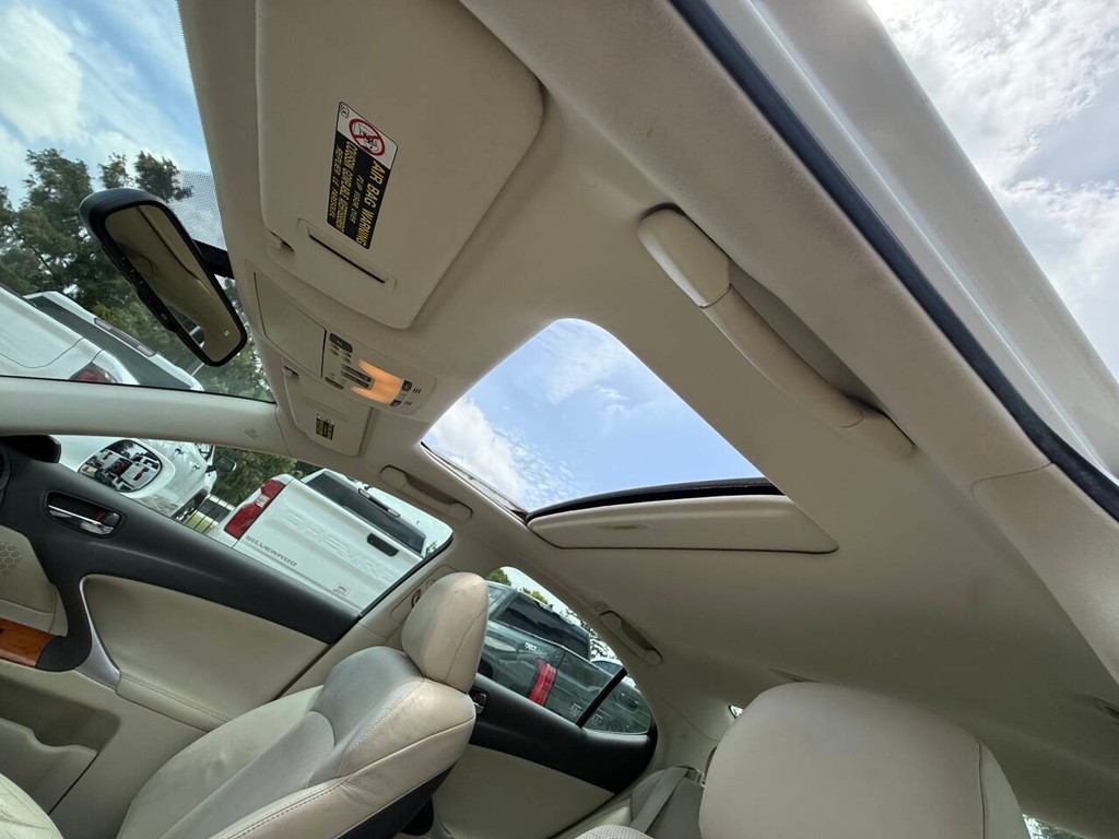 Lexus IS 350 Vehicle Full-screen Gallery Image 32