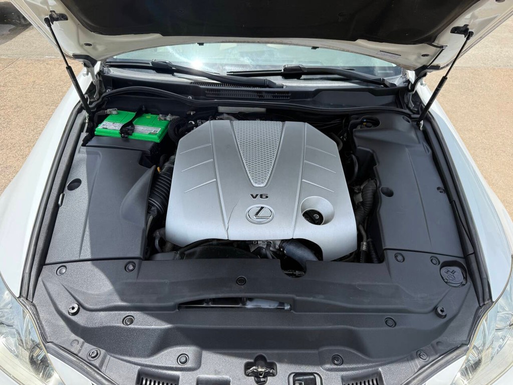 Lexus IS 350 Vehicle Full-screen Gallery Image 36