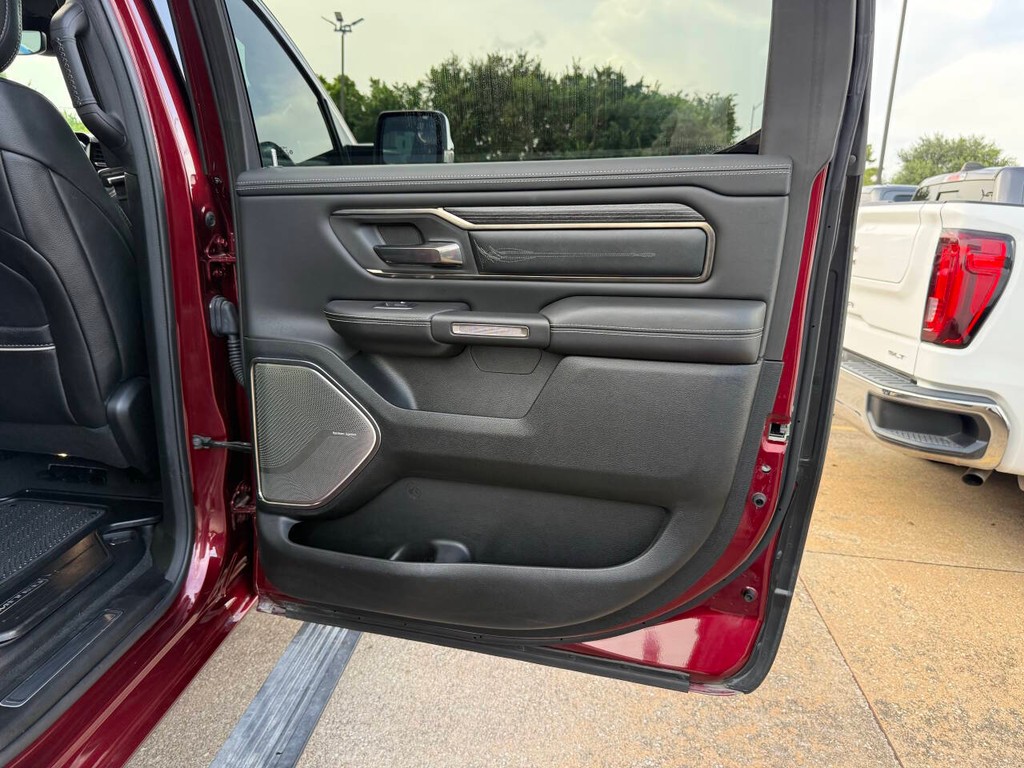 Ram 1500 Vehicle Full-screen Gallery Image 16