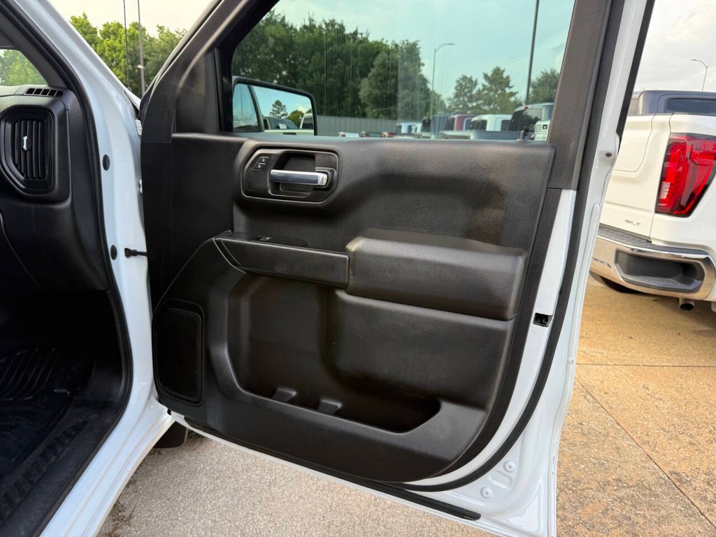 Chevrolet Silverado 1500 Vehicle Full-screen Gallery Image 11
