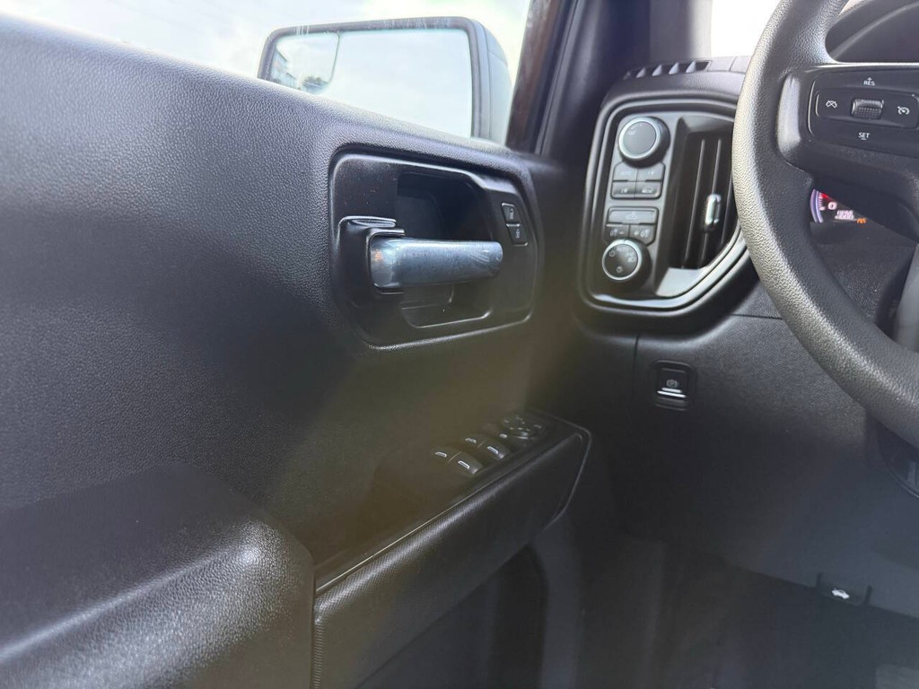 Chevrolet Silverado 1500 Vehicle Full-screen Gallery Image 29