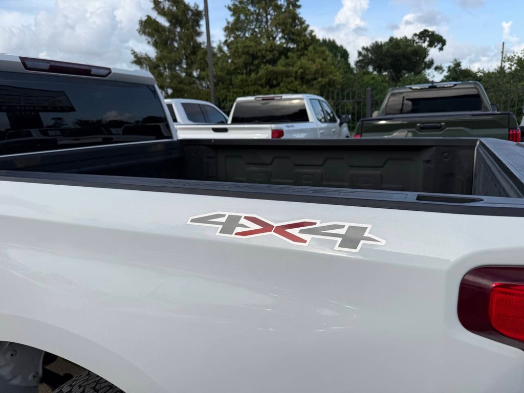 Chevrolet Silverado 1500 Vehicle Full-screen Gallery Image 35