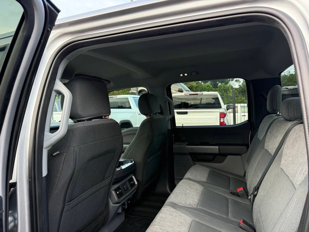 Ford F-150 Vehicle Full-screen Gallery Image 12