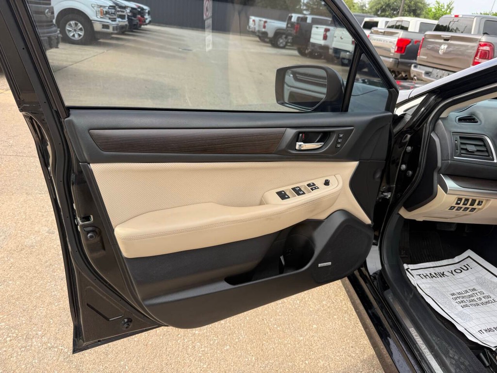 Subaru Legacy Vehicle Full-screen Gallery Image 09