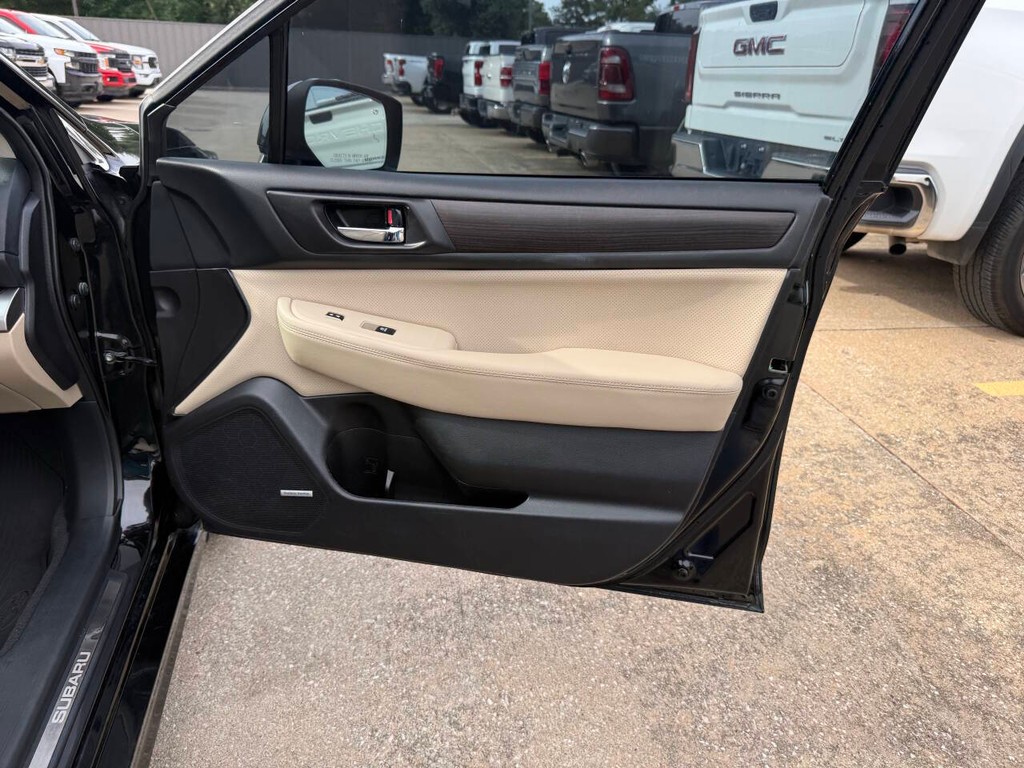 Subaru Legacy Vehicle Full-screen Gallery Image 12