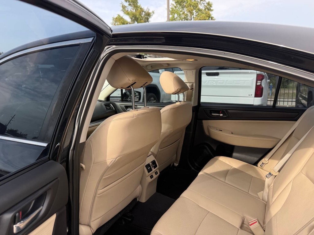 Subaru Legacy Vehicle Full-screen Gallery Image 13