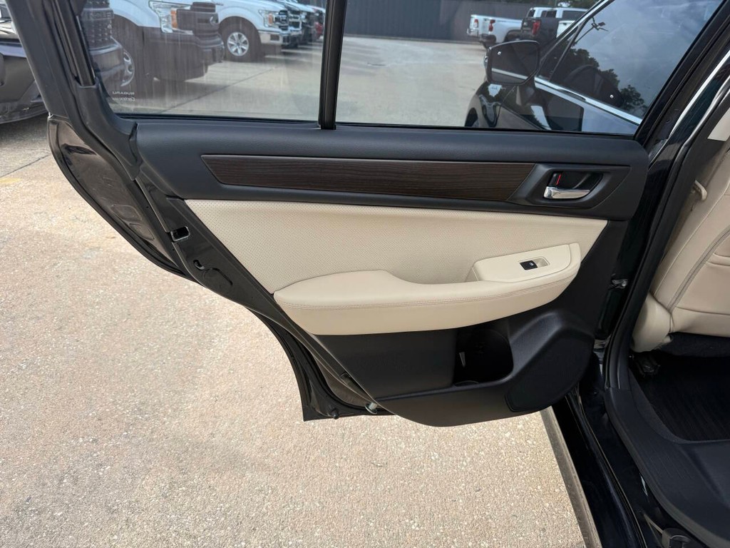Subaru Legacy Vehicle Full-screen Gallery Image 15
