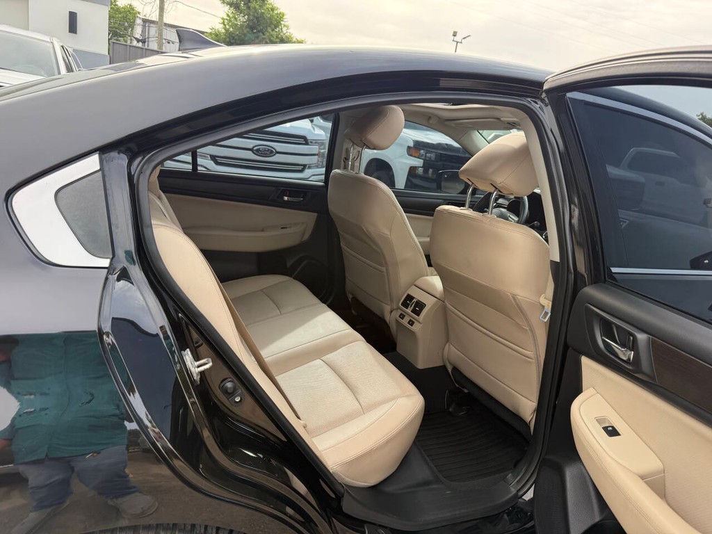 Subaru Legacy Vehicle Full-screen Gallery Image 16