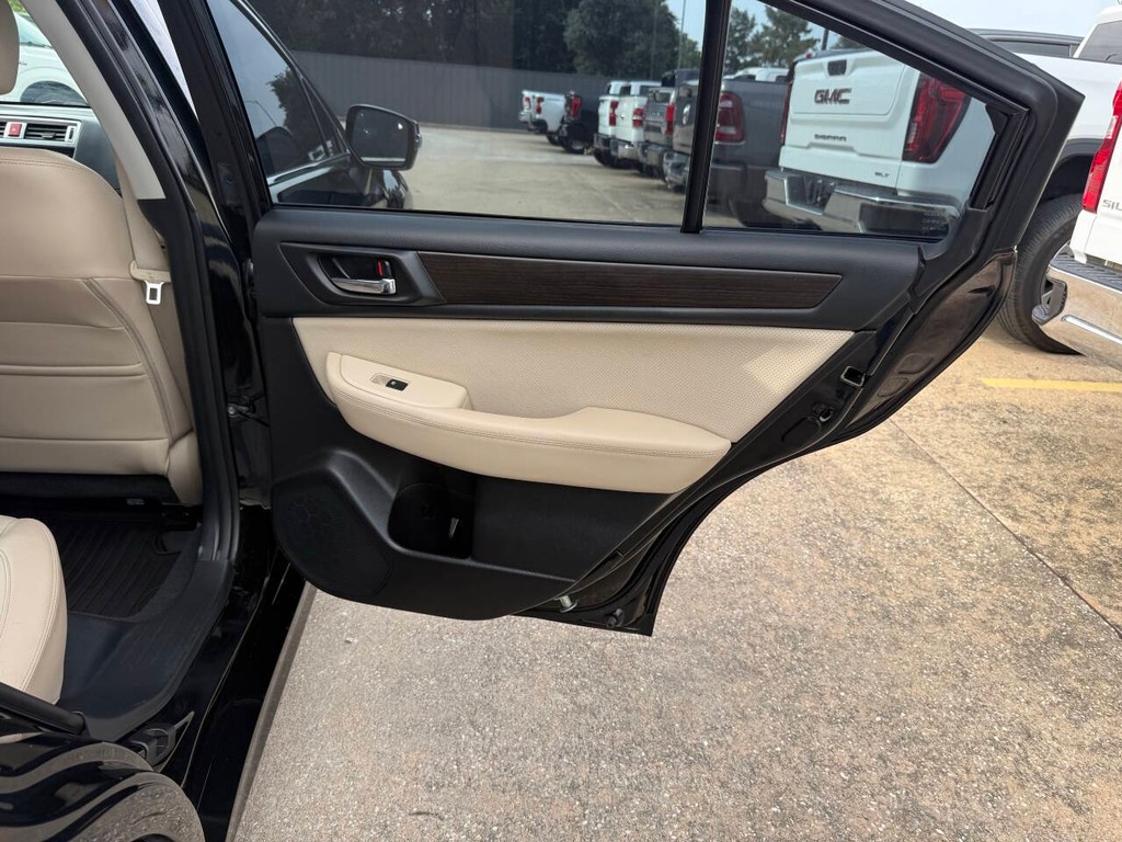 Subaru Legacy Vehicle Full-screen Gallery Image 17