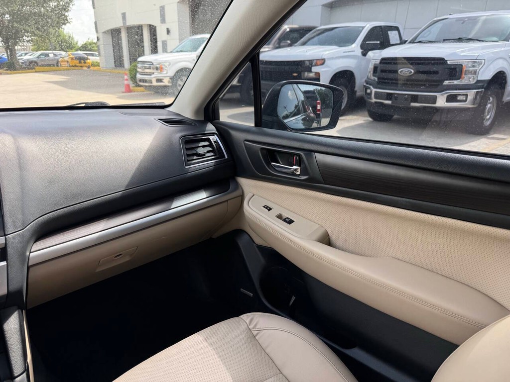 Subaru Legacy Vehicle Full-screen Gallery Image 23