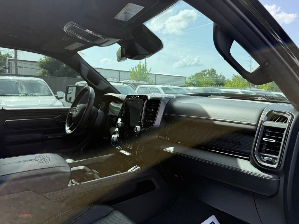 Ram 1500 Vehicle Full-screen Gallery Image 09