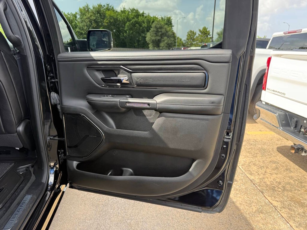 Ram 1500 Vehicle Full-screen Gallery Image 16