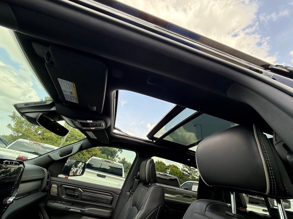 Ram 1500 Vehicle Full-screen Gallery Image 32