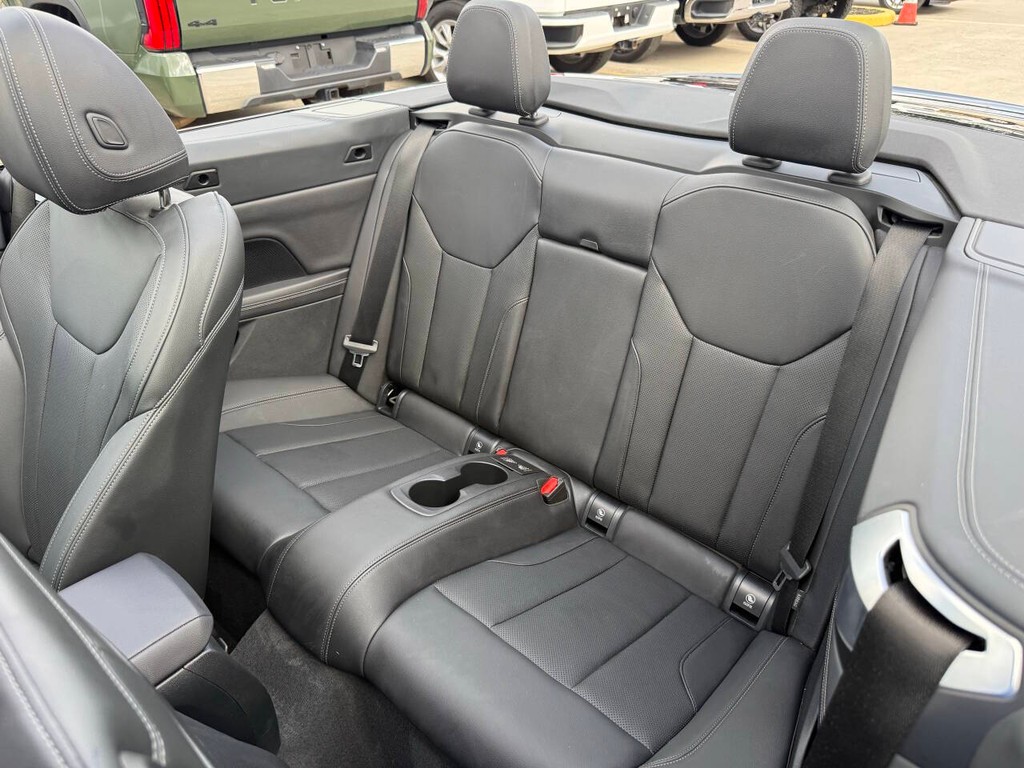 BMW 4 Series Vehicle Full-screen Gallery Image 12