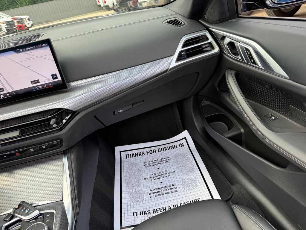 BMW 4 Series Vehicle Full-screen Gallery Image 22