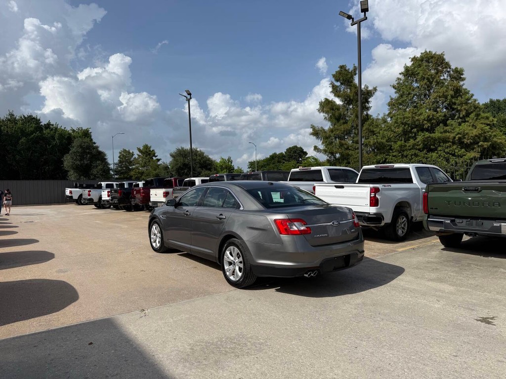 Ford Taurus Vehicle Full-screen Gallery Image 04