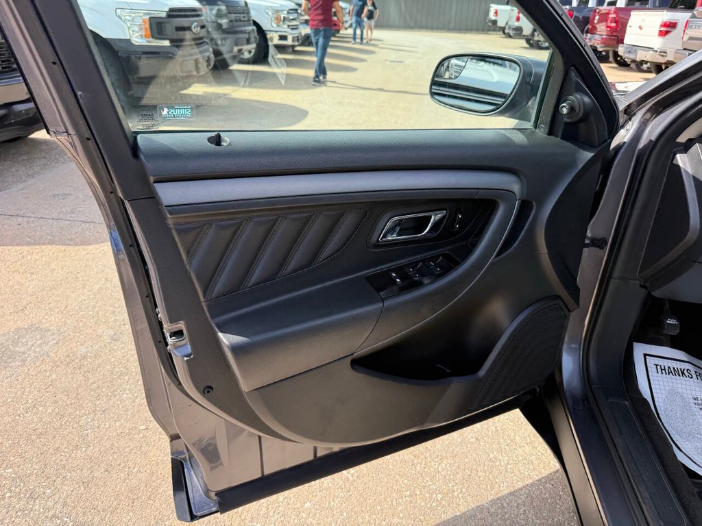 Ford Taurus Vehicle Full-screen Gallery Image 08