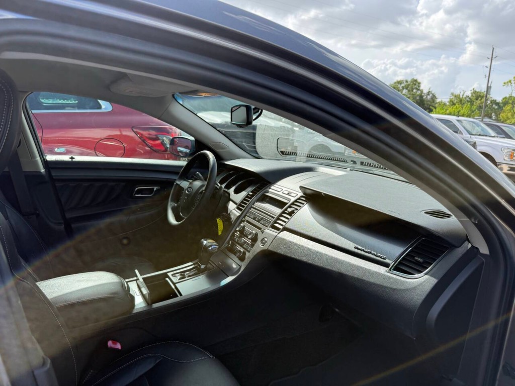 Ford Taurus Vehicle Full-screen Gallery Image 09