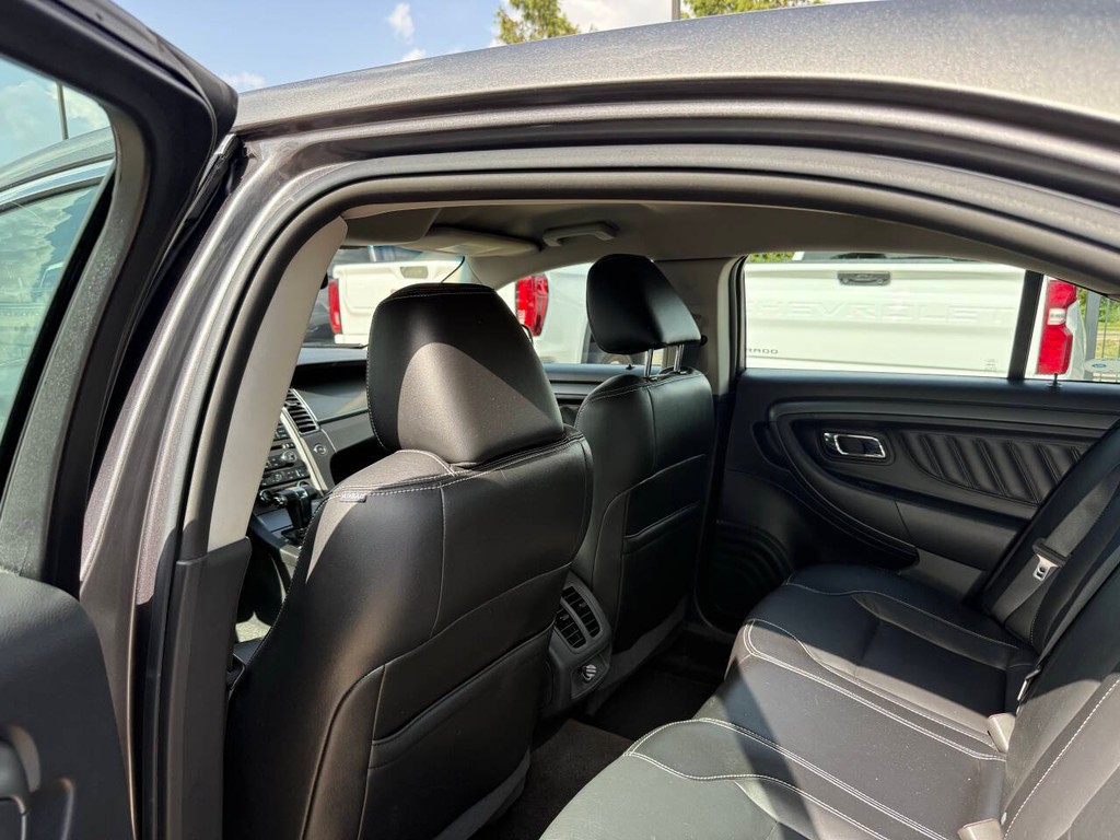 Ford Taurus Vehicle Full-screen Gallery Image 12
