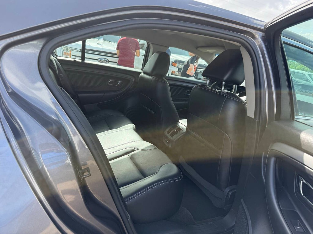 Ford Taurus Vehicle Full-screen Gallery Image 15