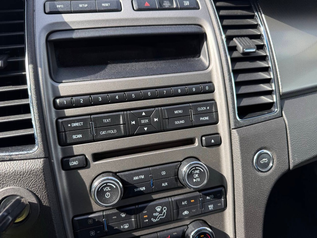 Ford Taurus Vehicle Full-screen Gallery Image 26