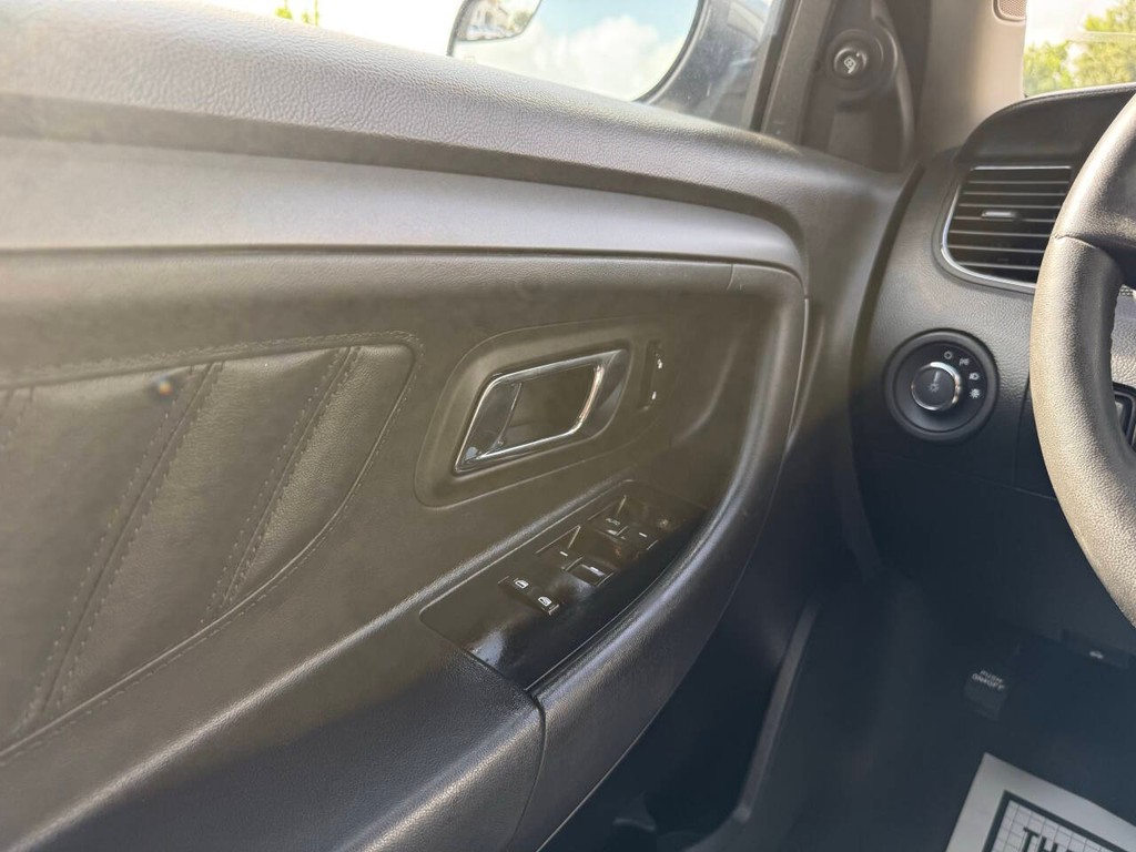 Ford Taurus Vehicle Full-screen Gallery Image 29