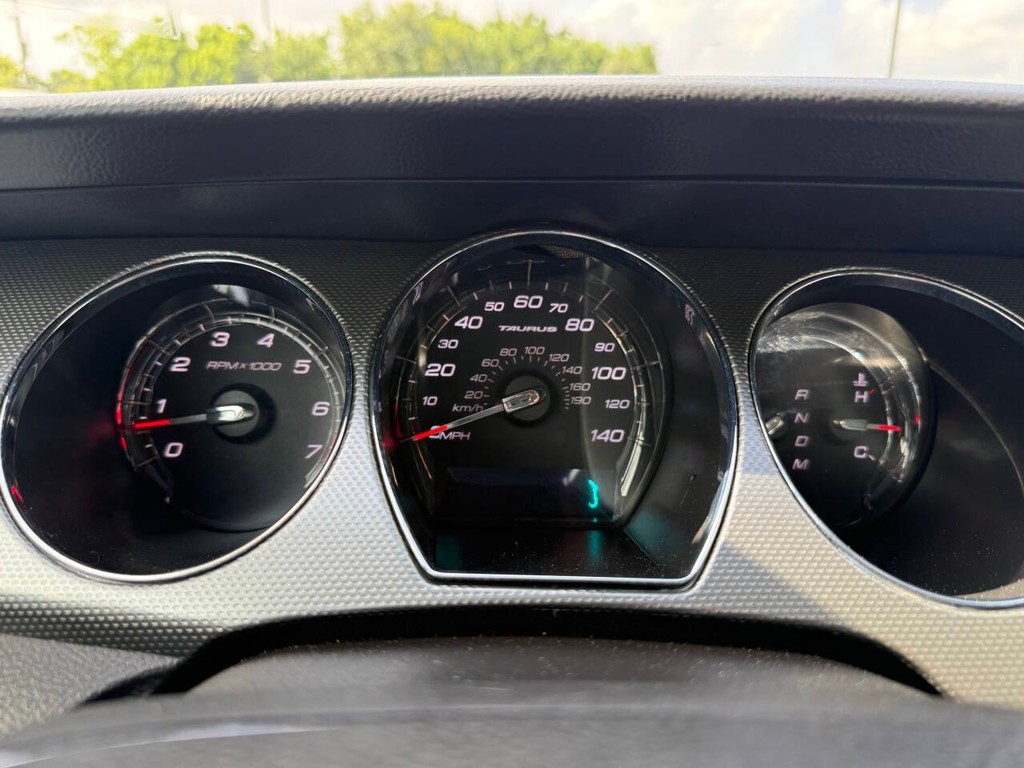 Ford Taurus Vehicle Full-screen Gallery Image 31