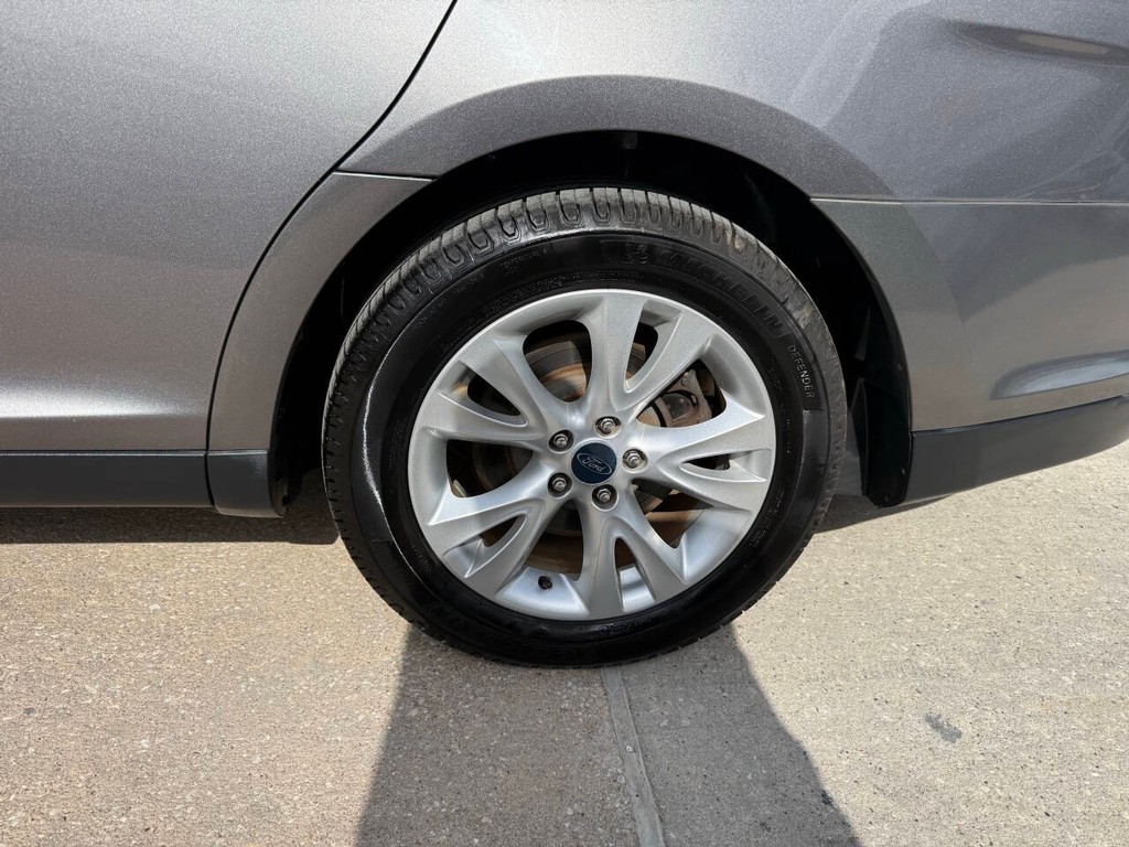 Ford Taurus Vehicle Full-screen Gallery Image 34