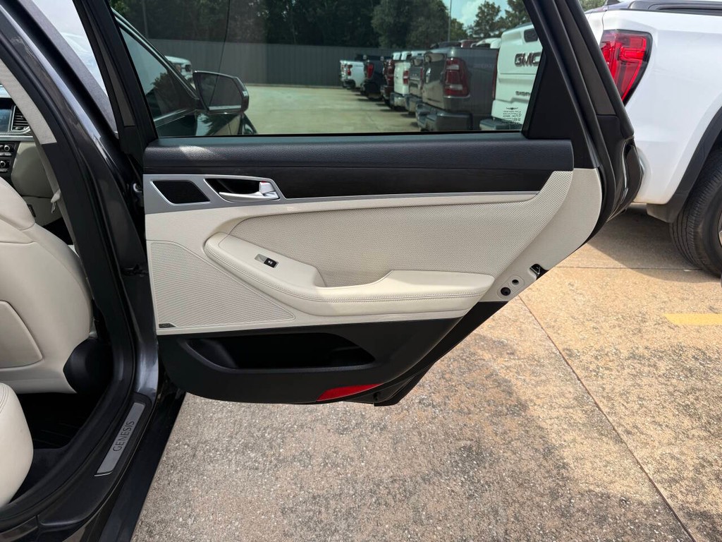 Genesis G80 Vehicle Full-screen Gallery Image 16