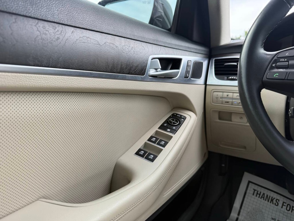 Genesis G80 Vehicle Full-screen Gallery Image 31
