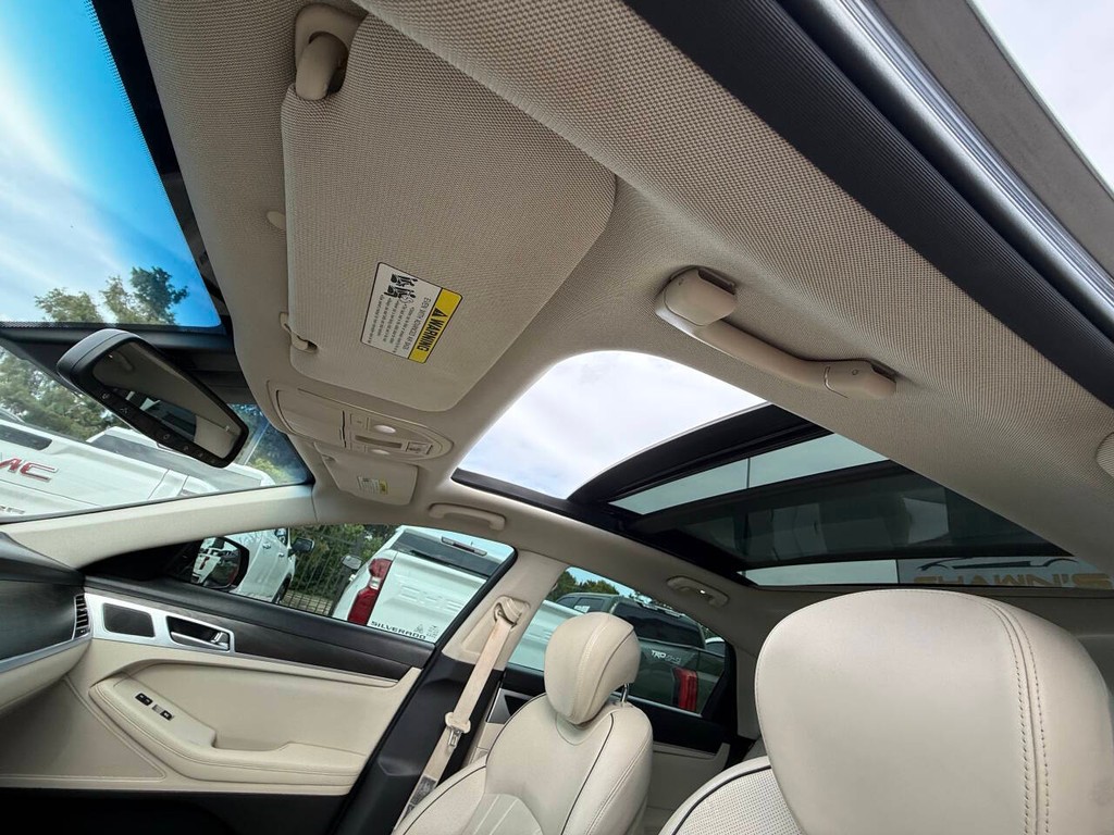 Genesis G80 Vehicle Full-screen Gallery Image 32