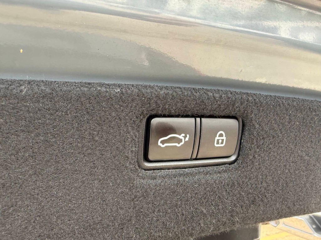 Genesis G80 Vehicle Full-screen Gallery Image 40