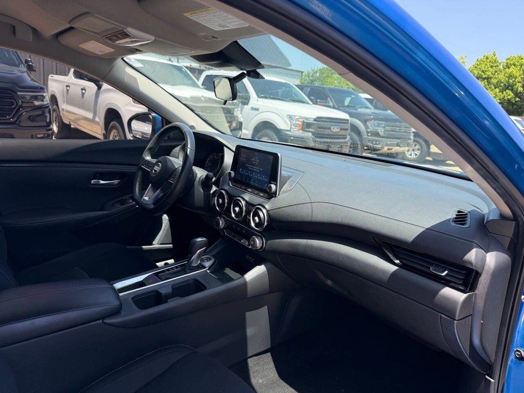 Nissan Sentra Vehicle Full-screen Gallery Image 09