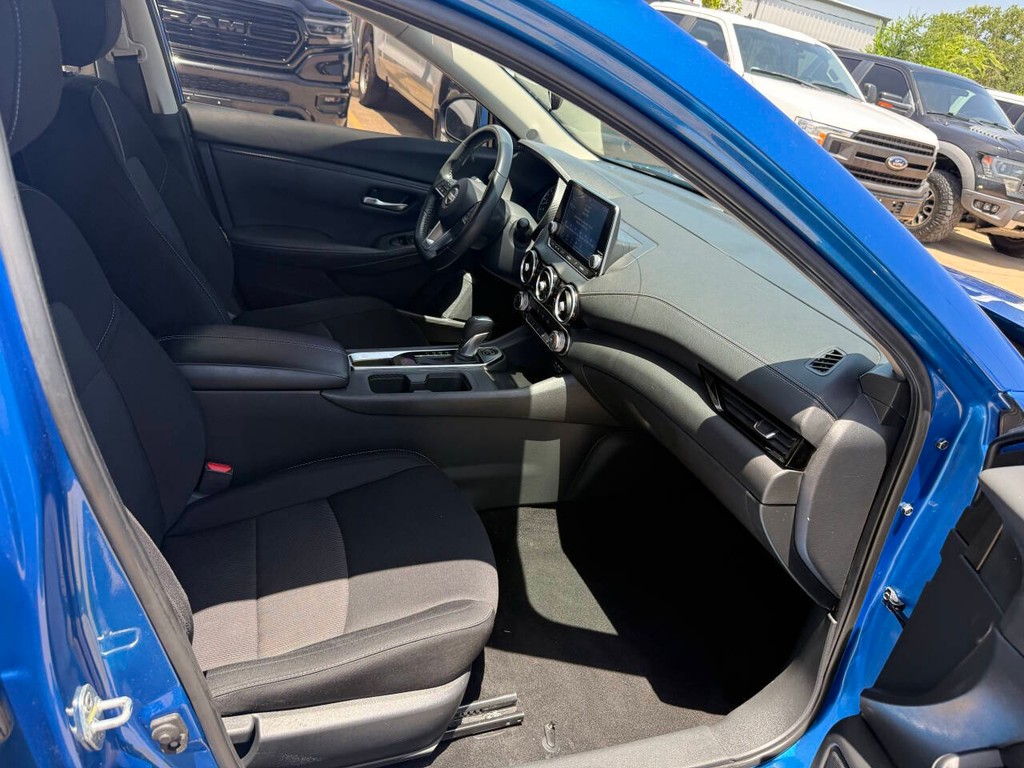 Nissan Sentra Vehicle Full-screen Gallery Image 10