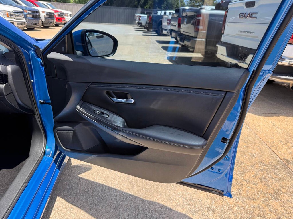 Nissan Sentra Vehicle Full-screen Gallery Image 11